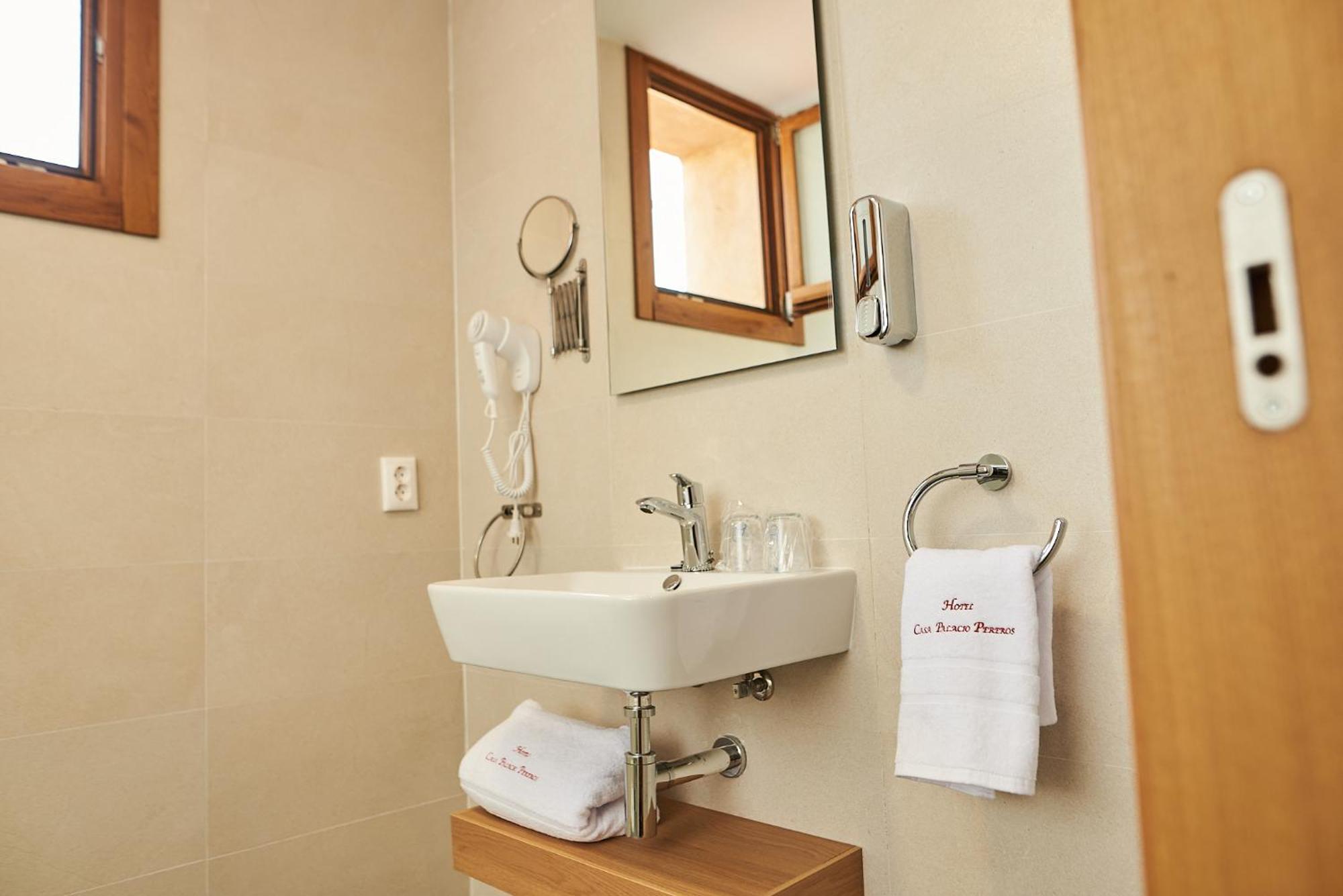 Hotel Casa Palacio Pereros Caces Екстериор снимка